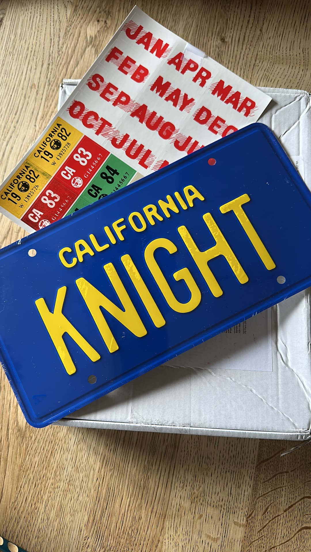 Blaues kalifornisches KNIGHT-Kennzeichenschild mit gelber Schrift und Aufkleberbogen