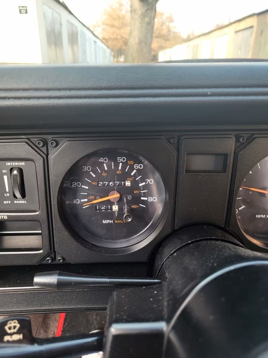 Tachometer und Kilometerzähler im Kombiinstrument eines Pontiac Trans Am