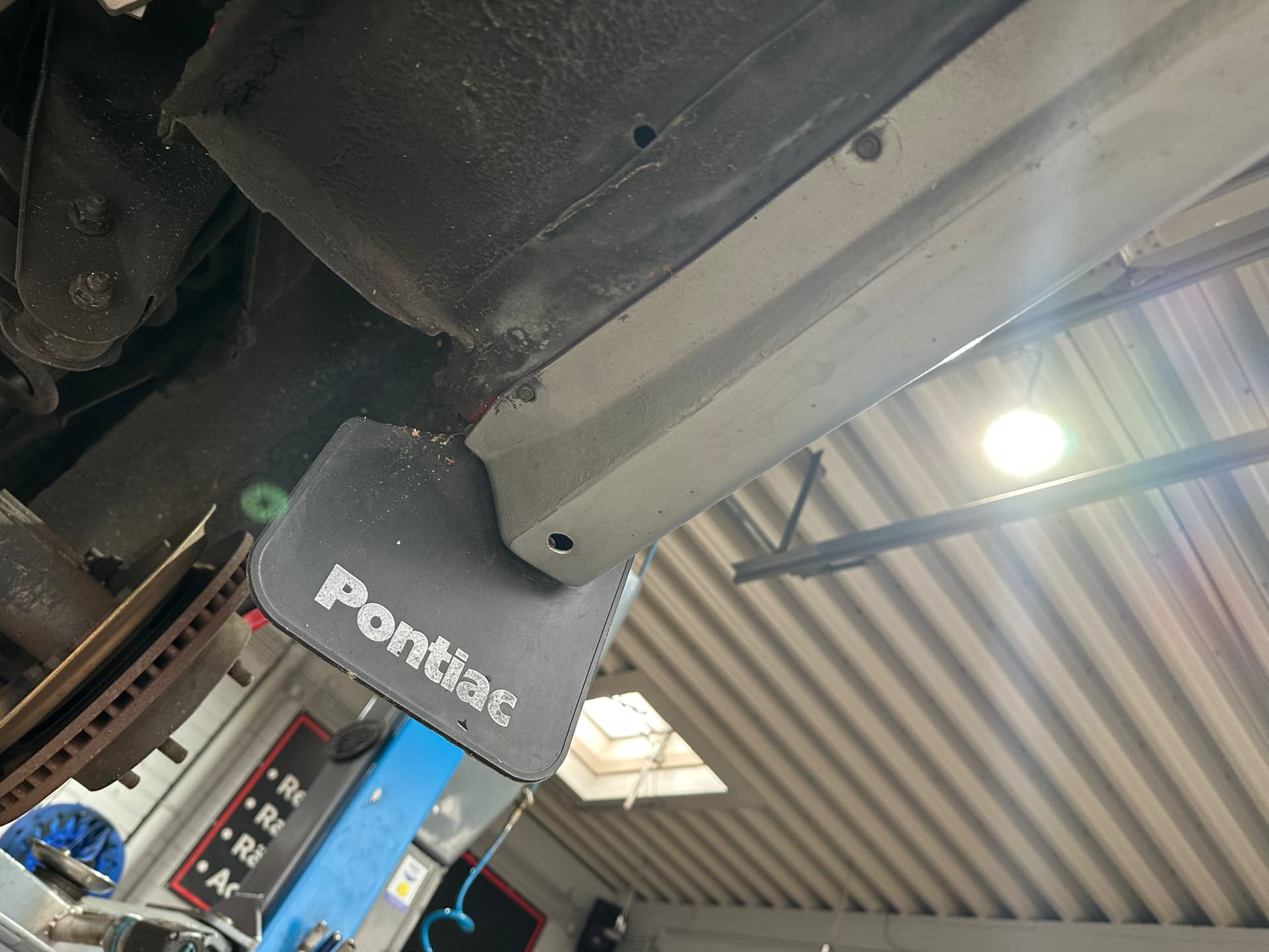 Unterboden im Bereich Schweller und Radhaus mit Pontiac-Schmutzfänger