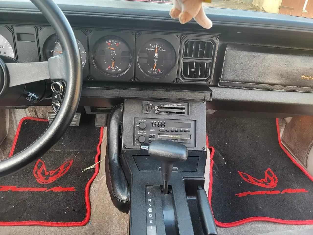 Armaturenbrett eines Pontiac Trans Am mit Rundinstrumenten, Radio und Automatikwählhebel