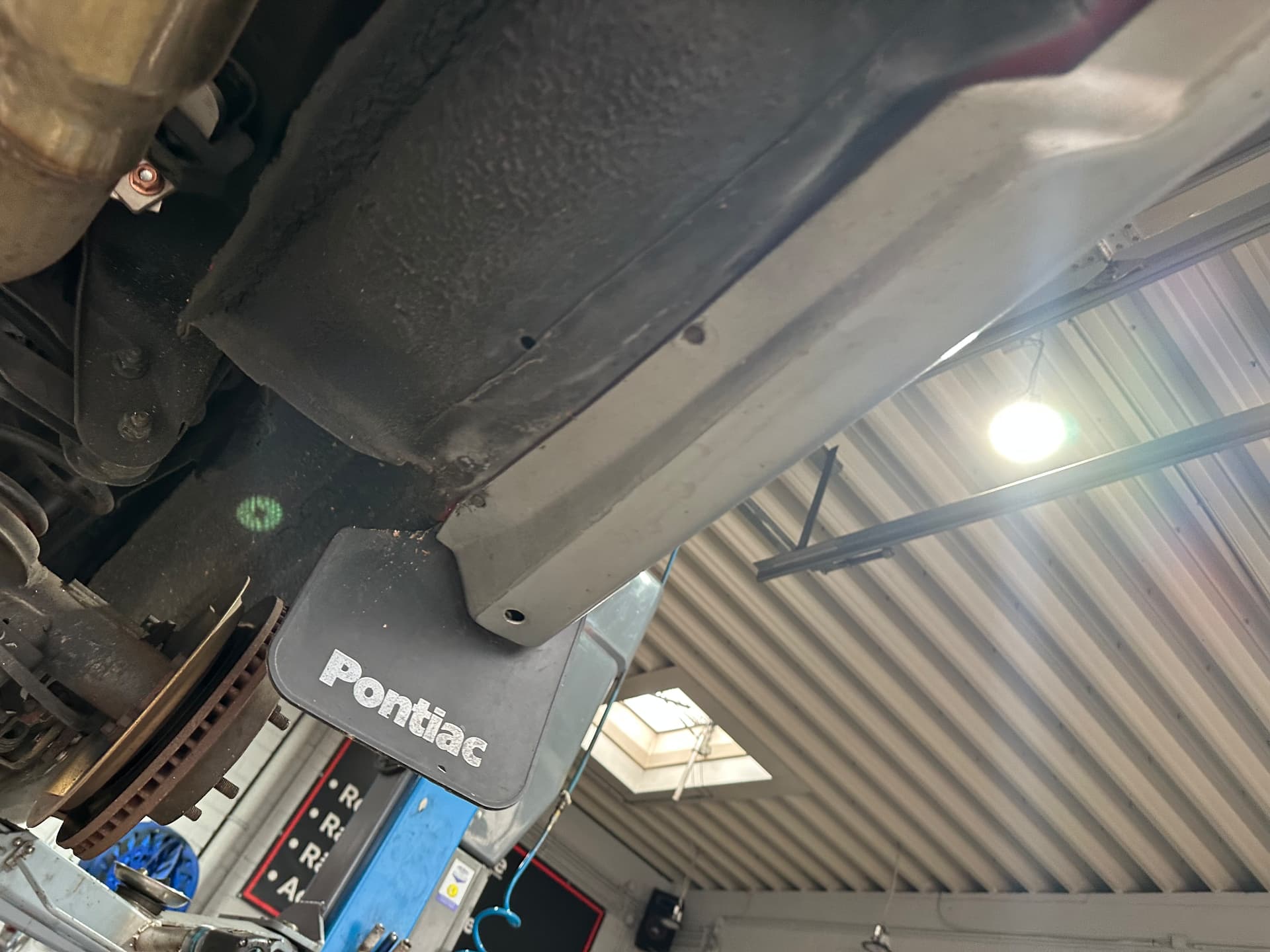 Unterbodenansicht mit Auspuffstrang und Radhaus