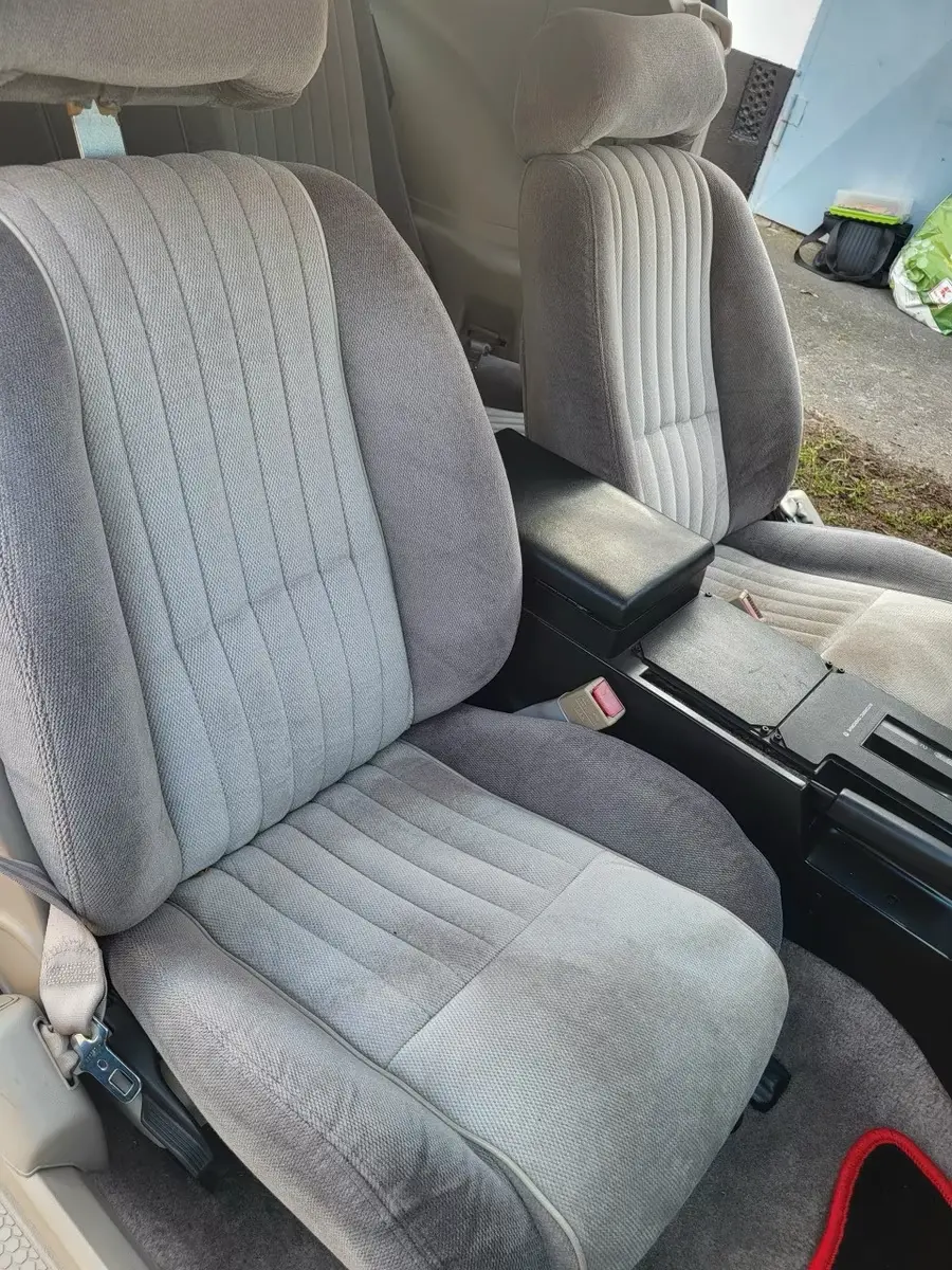 Graue Veloursvordersitze und Mittelkonsole in einem Pontiac Trans Am