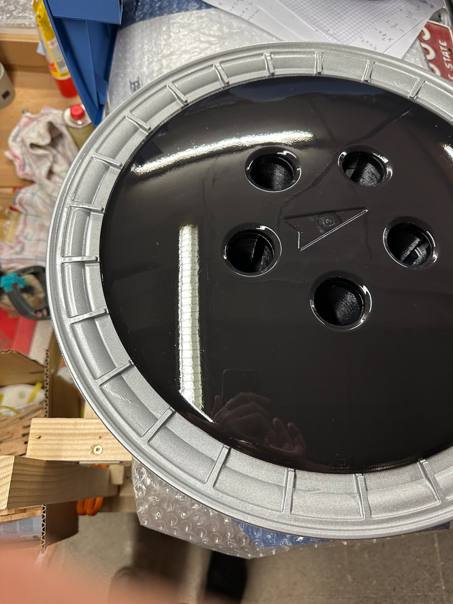 Einzelner Bowling Ball Hubcap mit schwarz hochglanzlackierter Mitte und silbernem Rand ohne rote Markierungen