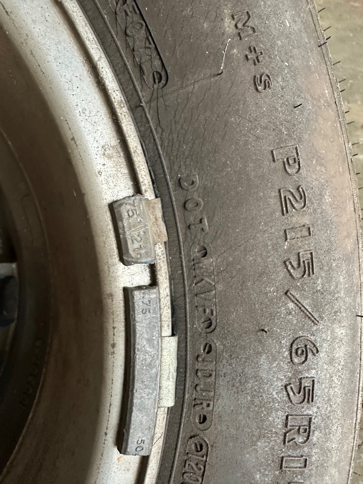 Reifenflanke mit Kennzeichnung P215/65 R15 M+S und DOT-Prägung